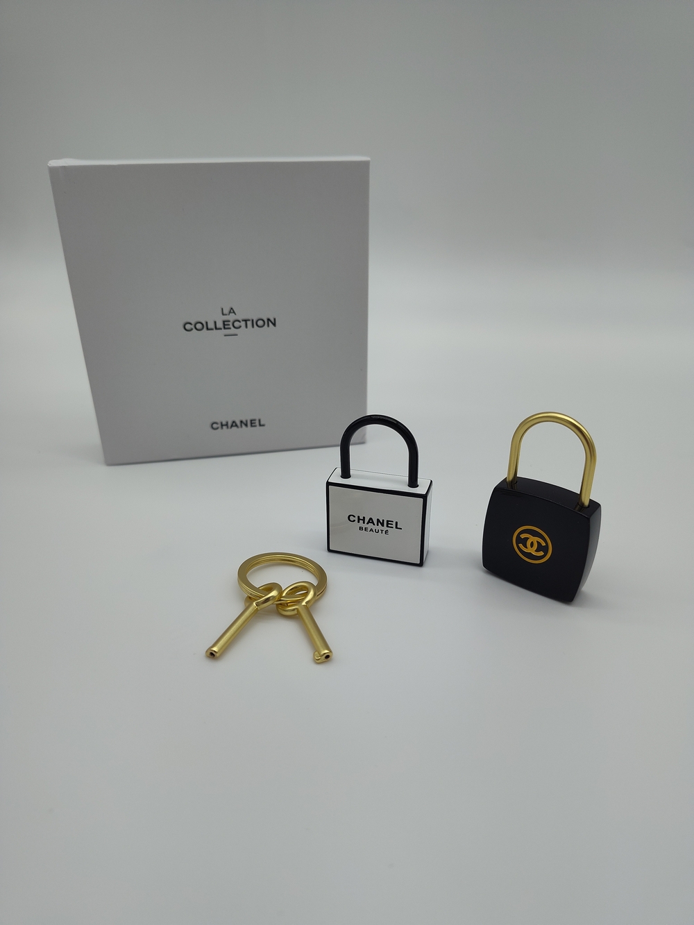 CHANEL Beauté La Collection Padlock Key Charm Set Box Gift Collector Gift NIB - Picture 2 of 6